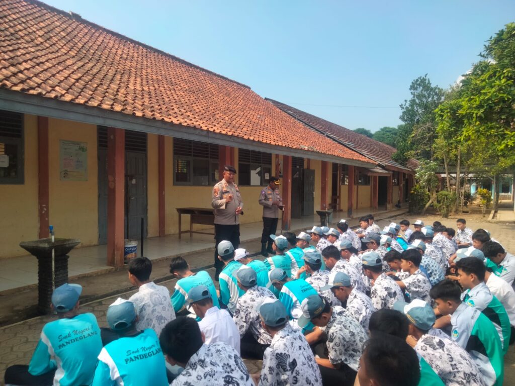 Kasat Samapta Polres Pandeglang Berikan Edukasi kepada Pelajar SMA dalam Kegiatan "Polres Pandeglang Goes to School" 7 IMG 20240731 WA0019