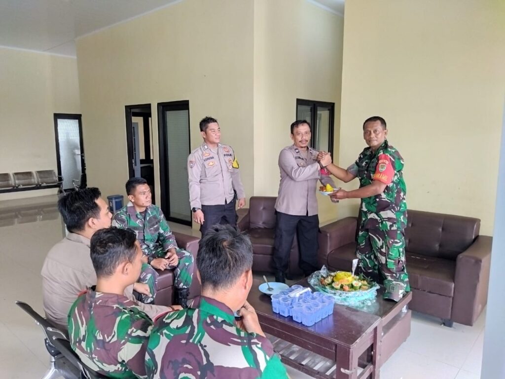 Koramil 0109 Munjul Kodim 0601 Pandeglang Berkunjung Ke Polsek Munjul Polres Pandeglang Dalam Rangka HUT Bhayangkara Ke-78 10 WhatsApp Image 2024 07 02 at 13.15.30