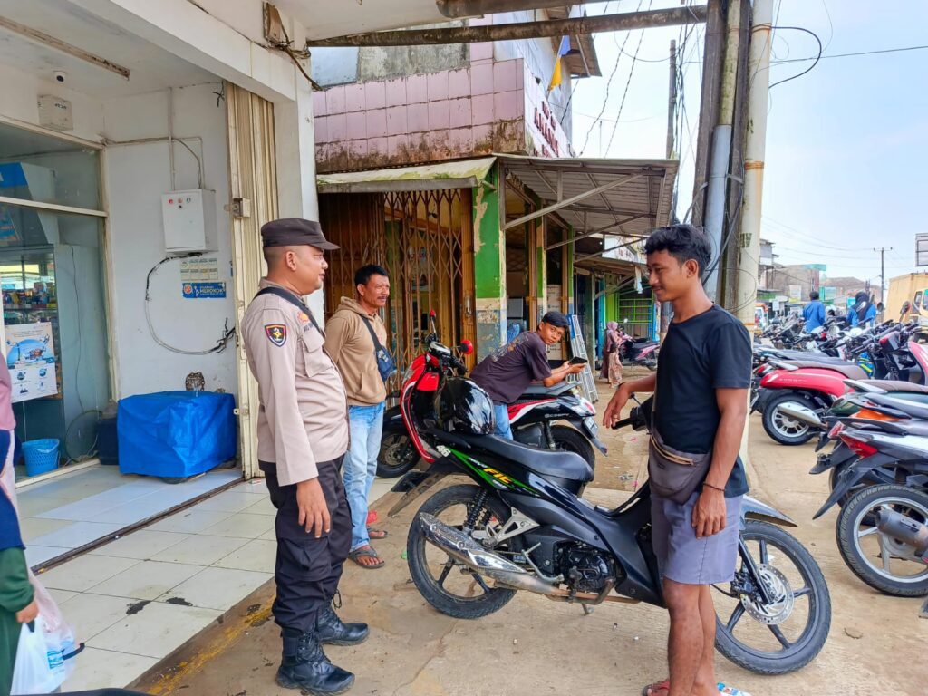 Polsek Cibaliung Sambangi Warga untuk Tingkatkan Keamanan dan Ketertiban 9 WhatsApp Image 2024 07 02 at 17.21.40