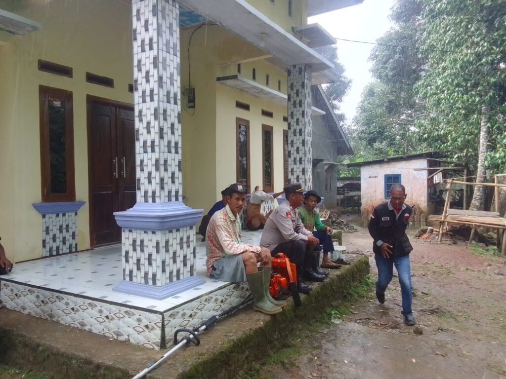 Polsek Menes Sambangi Tokoh Masyarakat Harja Miharja di Kampung Wangun 8 WhatsApp Image 2024 07 02 at 18.10.41