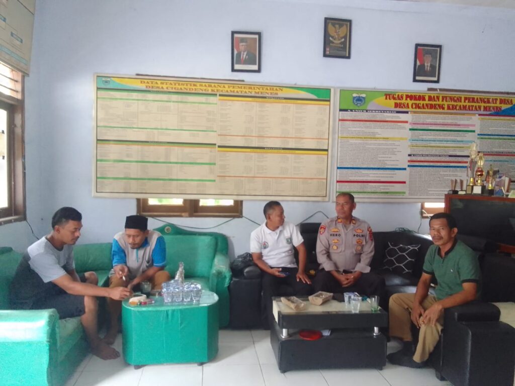 Polsek Menes Sambangi Kades Cigandeng untuk Perkuat Sinergitas 7 WhatsApp Image 2024 07 02 at 18.15.14