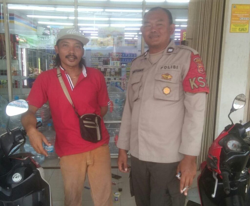 Polsek Menes Pandeglang Himbau Petugas Parkir Indomaret Tingkatkan Keamanan 6 WhatsApp Image 2024 07 02 at 18.20.52