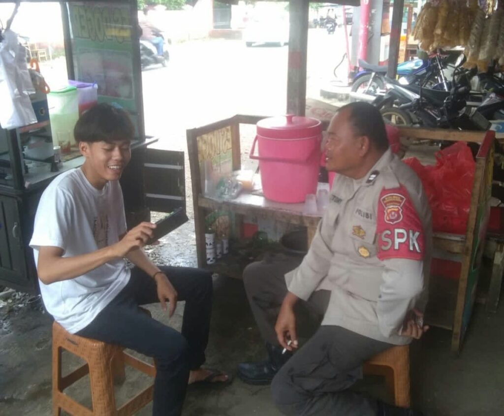 Polsek Menes Gelar Patroli Dialogis dan Himbauan Kamtibmas kepada Penjual Es Doger 5 WhatsApp Image 2024 07 02 at 18.23.48