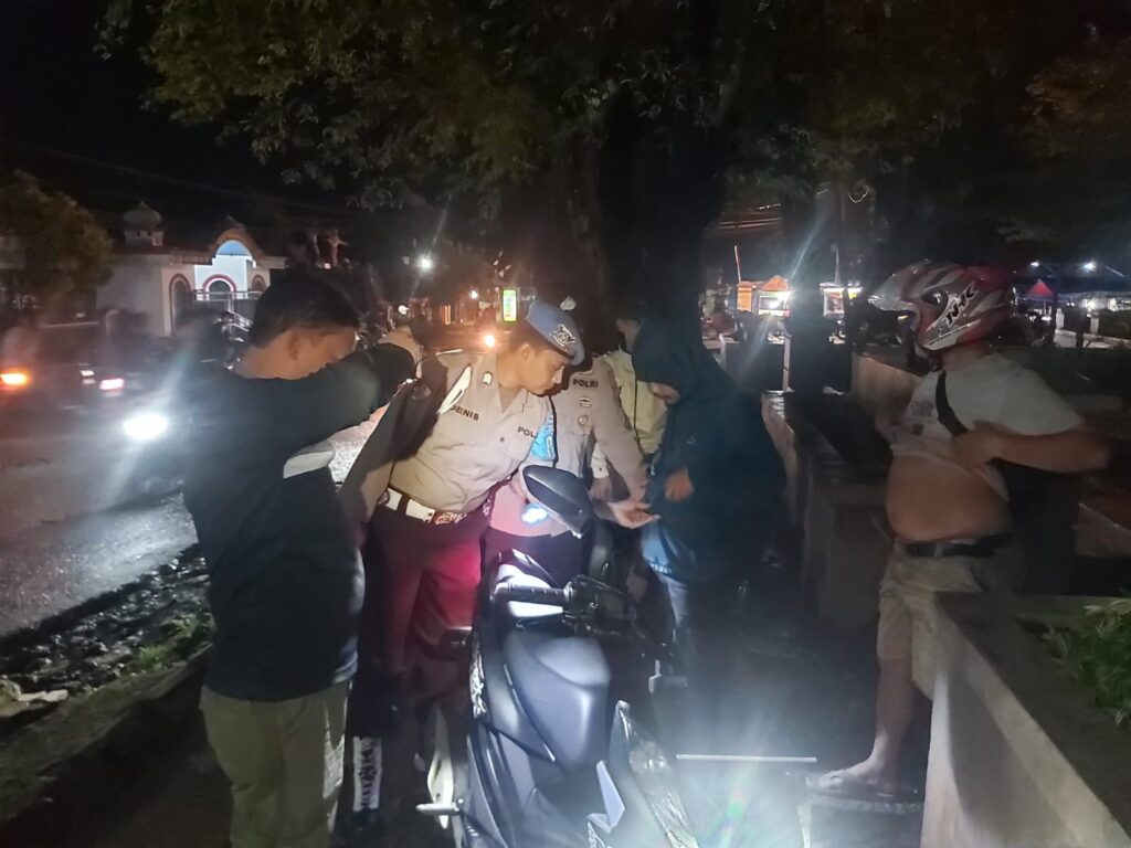 Polsek Menes Gelar Patroli Malam dan Pemeriksaan Intensif di Wilayah Hukumnya 2 WhatsApp Image 2024 07 02 at 18.25.26