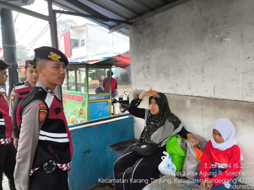 Sat Samapta Polres Pandeglang Gelar Patroli dan Sambangi Warga untuk Sampaikan Pesan Kamtibmas 1 WhatsApp Image 2024 07 03 at 18.08.03