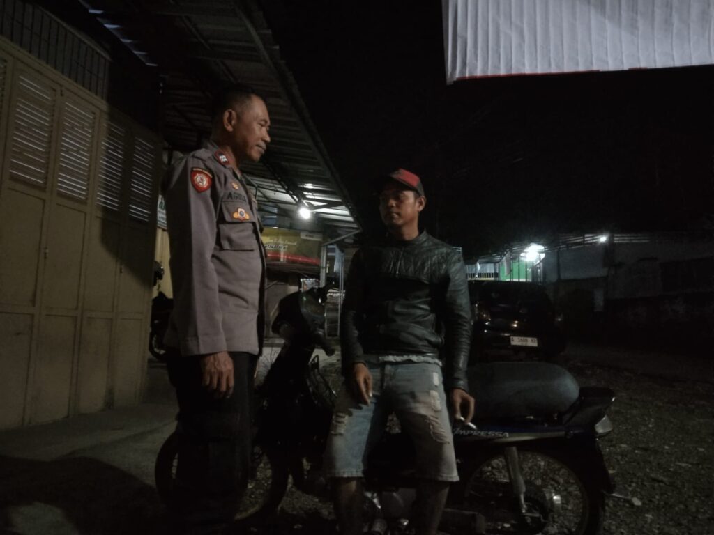 Polsek Cadasari Laksanakan Patroli Malam dan Berikan Himbauan kepada Tukang Ojek Pangkalan 9 WhatsApp Image 2024 07 07 at 09.50.42