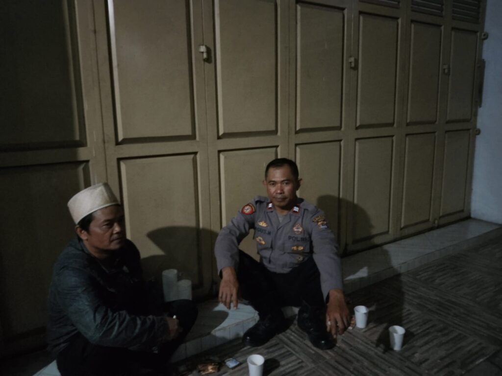 Polsek Cadasari Laksanakan Patroli Malam, Berikan Himbauan kepada Masyarakat 8 WhatsApp Image 2024 07 07 at 09.50.53