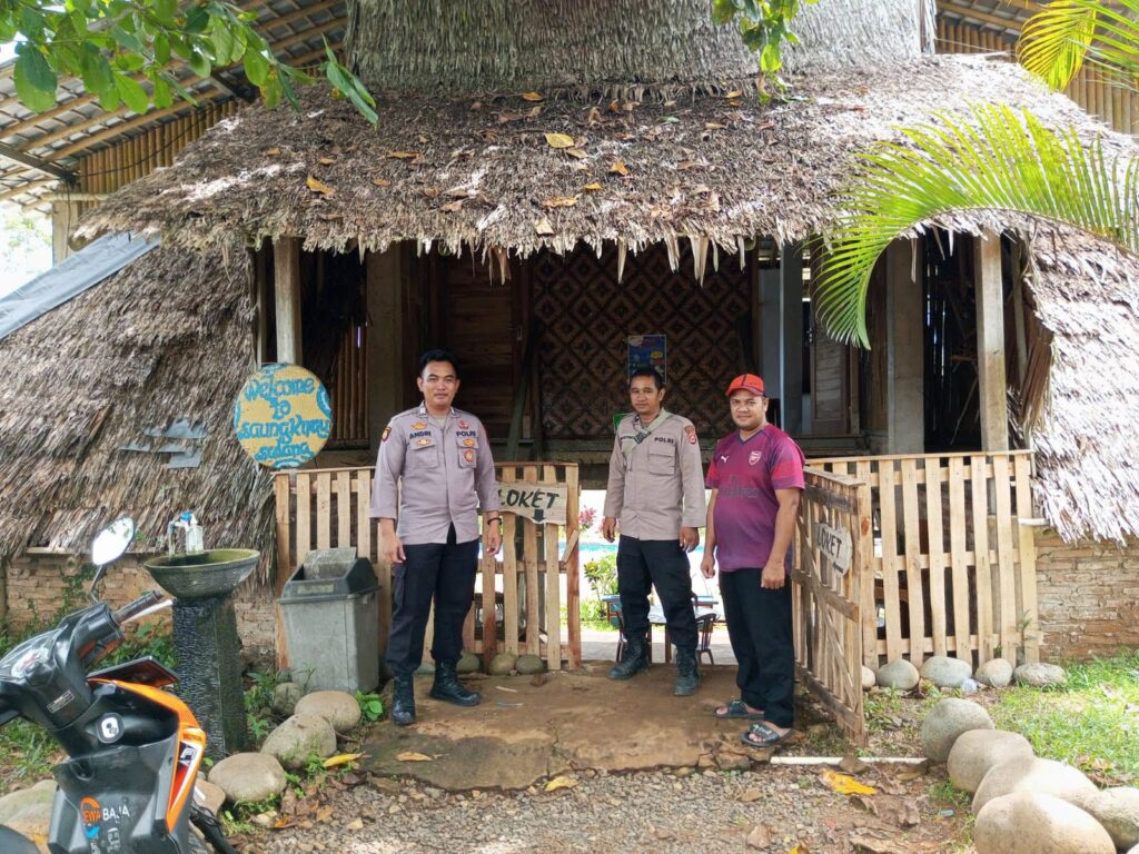 Rutinitas Petugas Pada Akhir Pekan Rutin Laksanakan Giat PAM Wisata di Wilayah Polsek Cimanggu 7 WhatsApp Image 2024 07 07 at 13.26.43