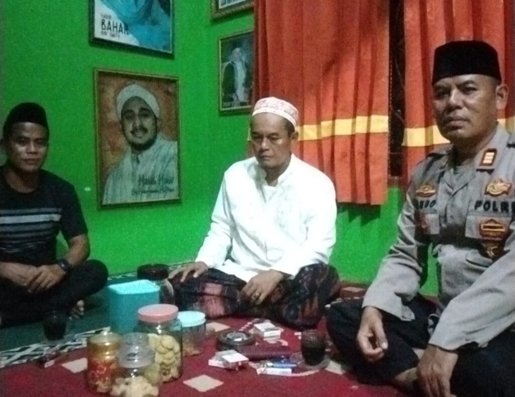 Polsek Menes Sambangi Tokoh Agama H. Ismet di Kampung Kadutanggay 3 WhatsApp Image 2024 07 07 at 18.59.18