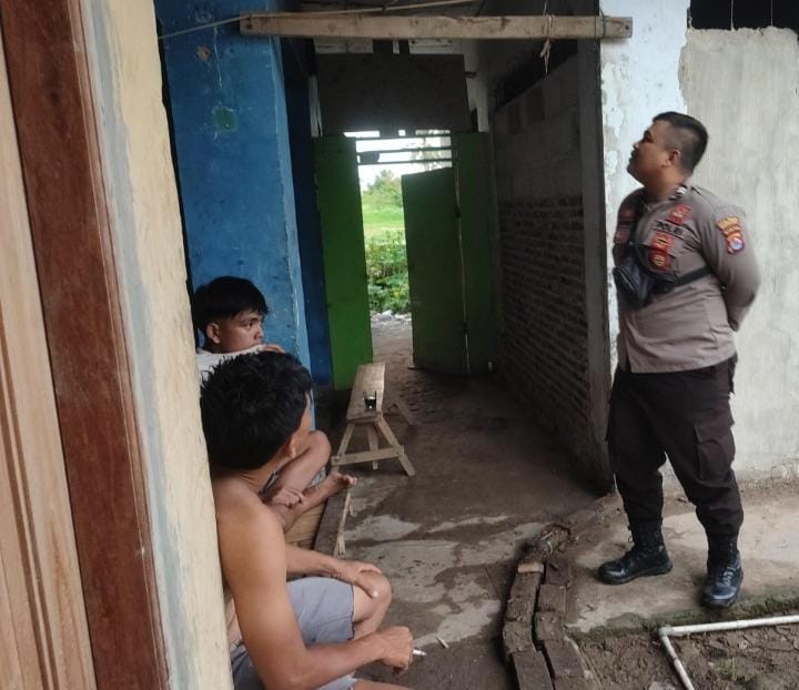 Dekatkan Diri dengan Masyarakat, Bhabinkamtibmas Polsek Angsana Polres Pandeglang Laksanakan Sambang Door to Door Sistem di Desa Angsana 2 WhatsApp Image 2024 07 08 at 05.57.16