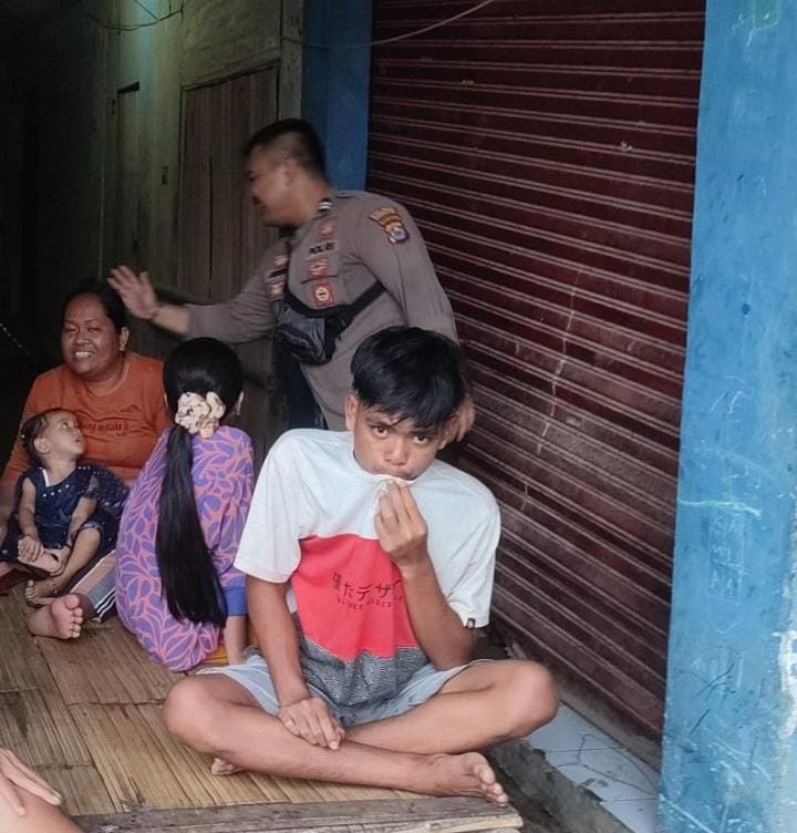 Bhabinkamtibmas Polsek Angsana Polres Pandeglang Sambangi Masyarakat Desa Angsana dan Sampaikan tentang Pencegahan Tawuran 3 WhatsApp Image 2024 07 08 at 05.57.23