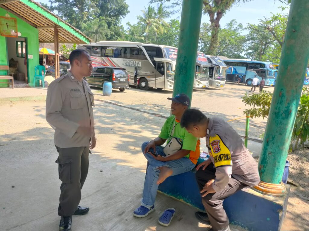 Personil Polsek Carita Memberikan Himbauan kepada Penjaga Parkir Pantai 4 WhatsApp Image 2024 07 08 at 05.58.39