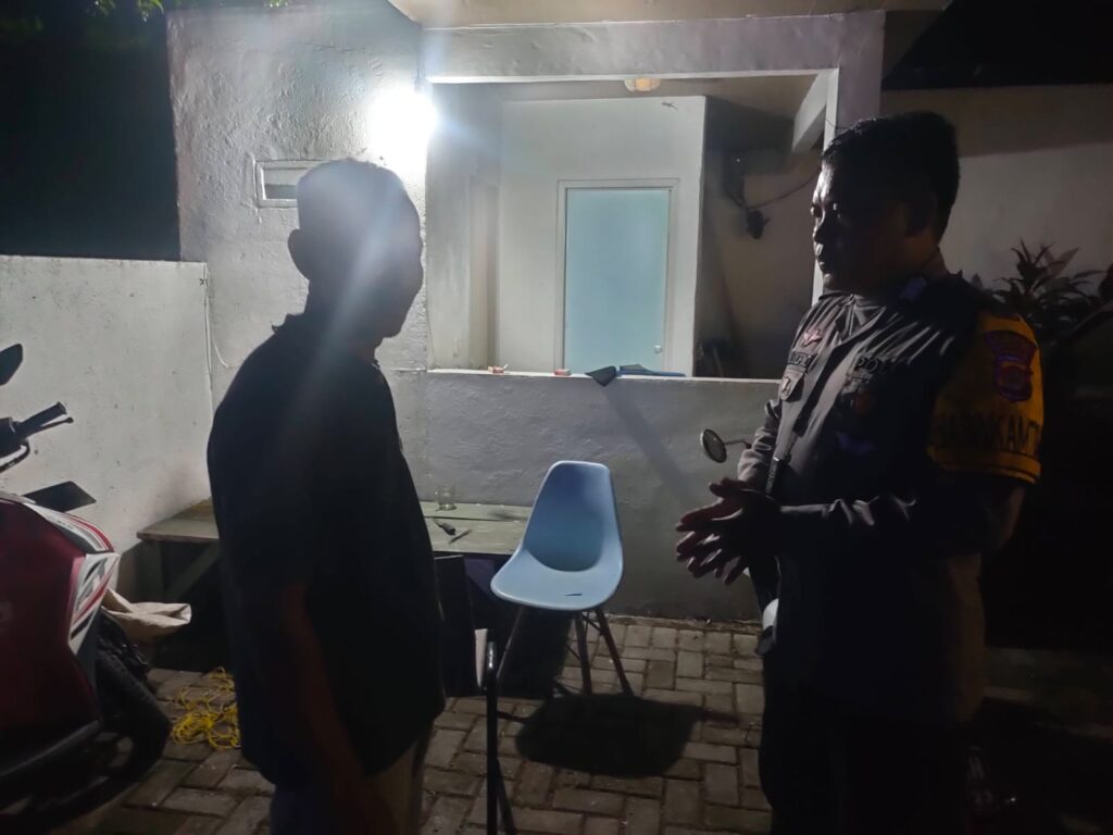 Antisipasi Kejahatan di Malam Hari: Polsek Carita Melaksanakan Patroli Malam 5 WhatsApp Image 2024 07 08 at 06.15.39