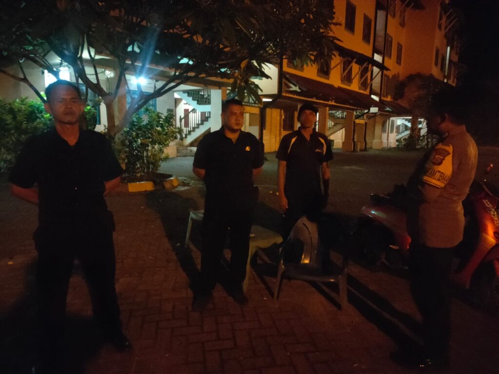 Bhabinkamtibmas Polsek Carita Memberikan Apel Malam kepada Satpam Hotel Lippo, Beri Arahan untuk Selalu Waspada 6 WhatsApp Image 2024 07 08 at 06.17.47