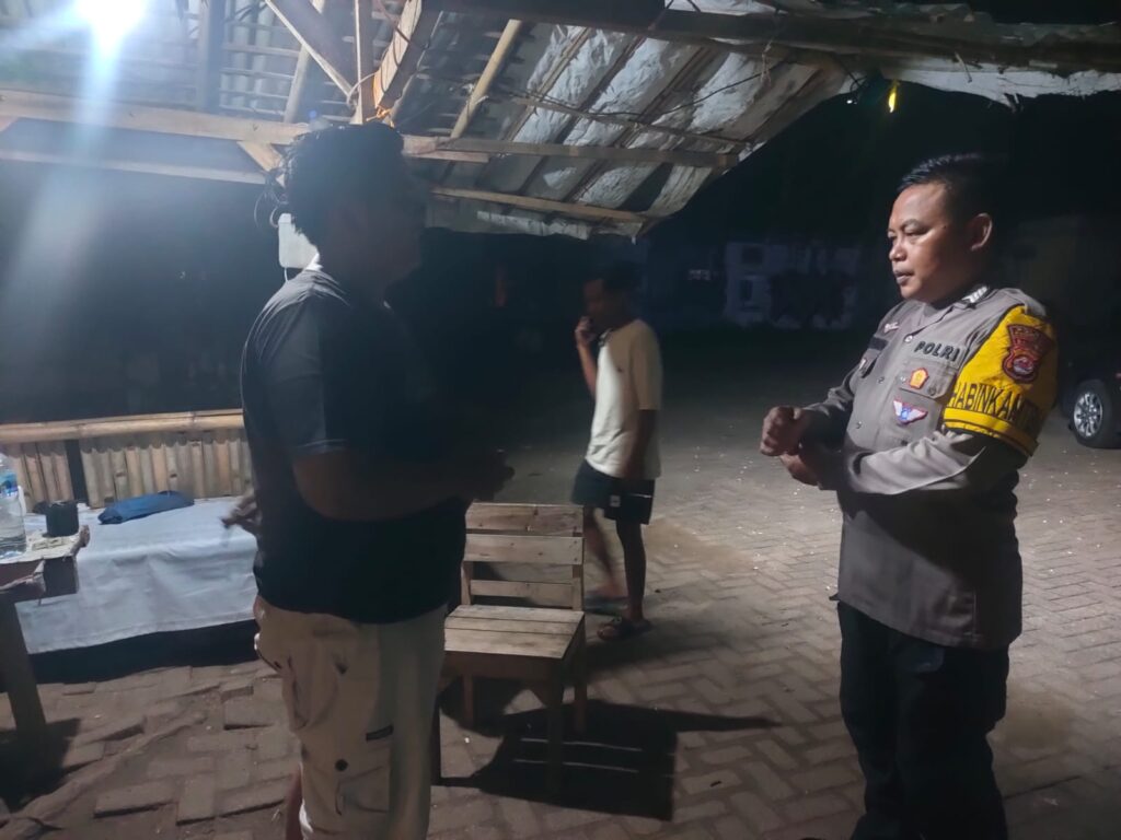 Bripka Bobi dari Polsek Carita Mendorong Pemuda yang Sedang Ronda Malam untuk Menjaga Kamtibmas Bersama 7 WhatsApp Image 2024 07 08 at 06.20.21