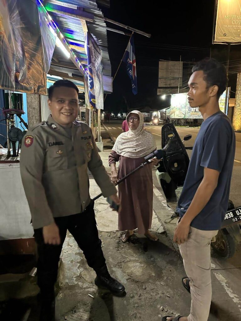 Brigadir Daniel dari Polsek Carita Melaksanakan Patroli Dialogis Malam Hari ke Toko Klontong Pinggir Jalan 8 WhatsApp Image 2024 07 08 at 06.22.32