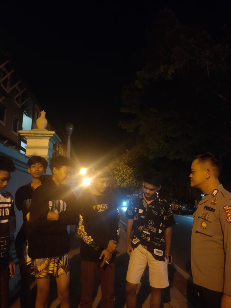 Bripka Yohan dari Polsek Carita Memberikan Himbauan kepada Remaja yang Berada di Luar pada Malam Hari 9 WhatsApp Image 2024 07 08 at 06.24.58