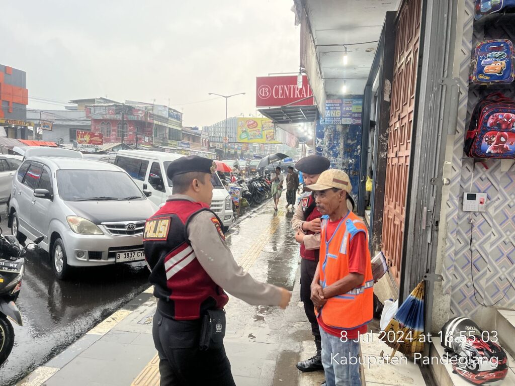 Sat Samapta Polres Pandeglang Gelar Patroli di Pasar Badak Pandeglang Meski Cuaca Hujan 1 WhatsApp Image 2024 07 08 at 18.33.33