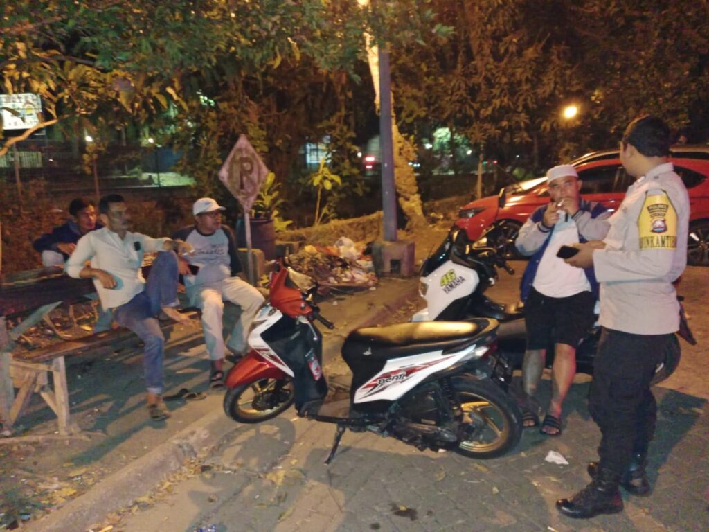 Personil Polsek Carita, Bripka Bambang, Patroli Malam ke Hotel dan Beri Himbauan kepada Masyarakat 10 WhatsApp Image 2024 07 09 at 06.17.35
