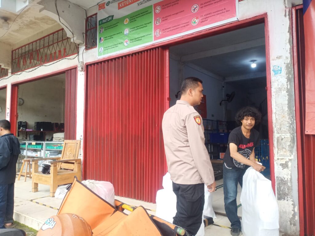 Patroli Dialogis, Sejumlah Minimarket dan Pertokoan Disambangi Polsek Menes 1 WhatsApp Image 2024 07 09 at 17.16.43