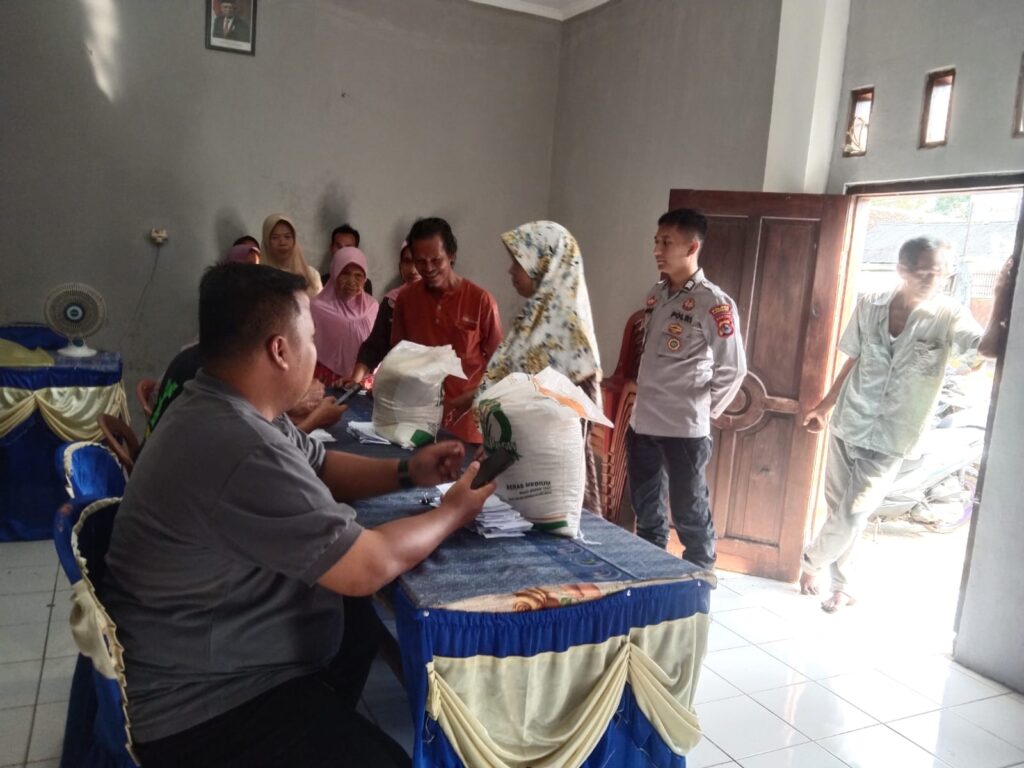 Polsek Cikedal Monitoring Kegiatan Pembagian Bantuan Beras Dari Badan Pangan Nasional 4 WhatsApp Image 2024 07 09 at 19.31.59