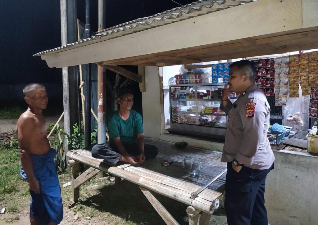 Kunjungi Masyarakat Desa Angsana, Bhabinkamtibmas Polsek Angsana Polres Pandeglang Briptu Agung Sampaikan Pesan Kamtibmas 5 WhatsApp Image 2024 07 09 at 21.40.33