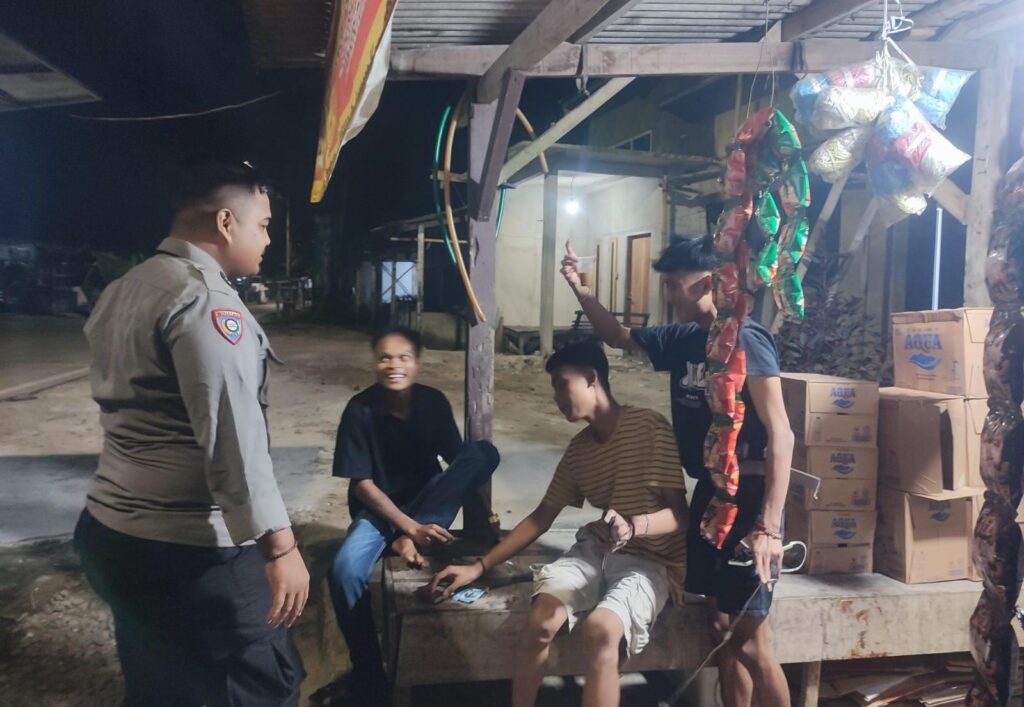 Laksanakan Patroli Dialogis, Bhabinkamtibmas Polsek Angsana Polres Pandeglang Sambangi Pemuda yang Sedang Berkumpul dan Sosialisasikan Bahaya Narkoba 6 WhatsApp Image 2024 07 09 at 21.40.56