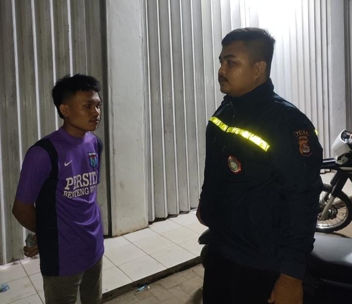 Bhabinkamtibmas Polsek Angsana Polres Pandeglang Briptu Agung Laksanakan Patroli Dialogis di Desa Angsana Sasar Pemukiman dan Waralaba 7 WhatsApp Image 2024 07 09 at 21.41.12