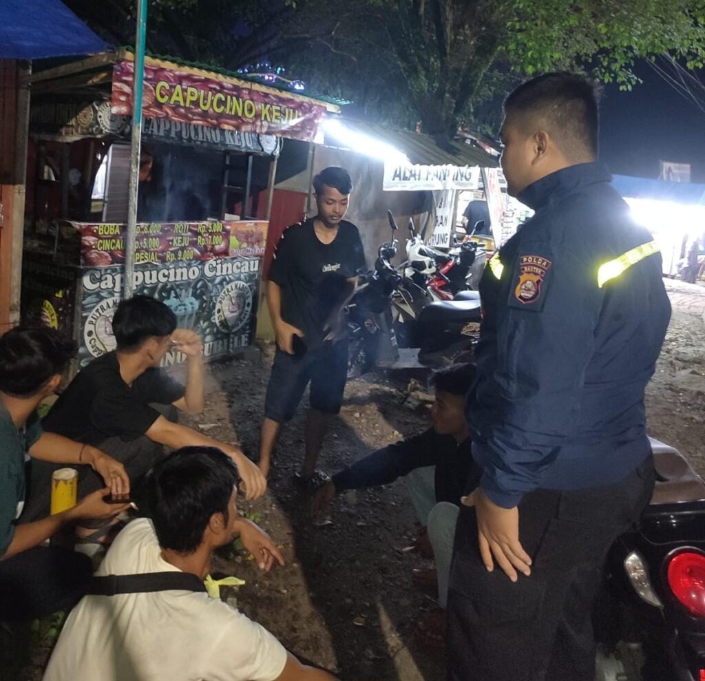 Bhabinkamtibmas Polsek Angsana Polres Pandeglang Briptu Agung Sambangi Masyarakat Desa Karangsari 9 WhatsApp Image 2024 07 09 at 21.41.53