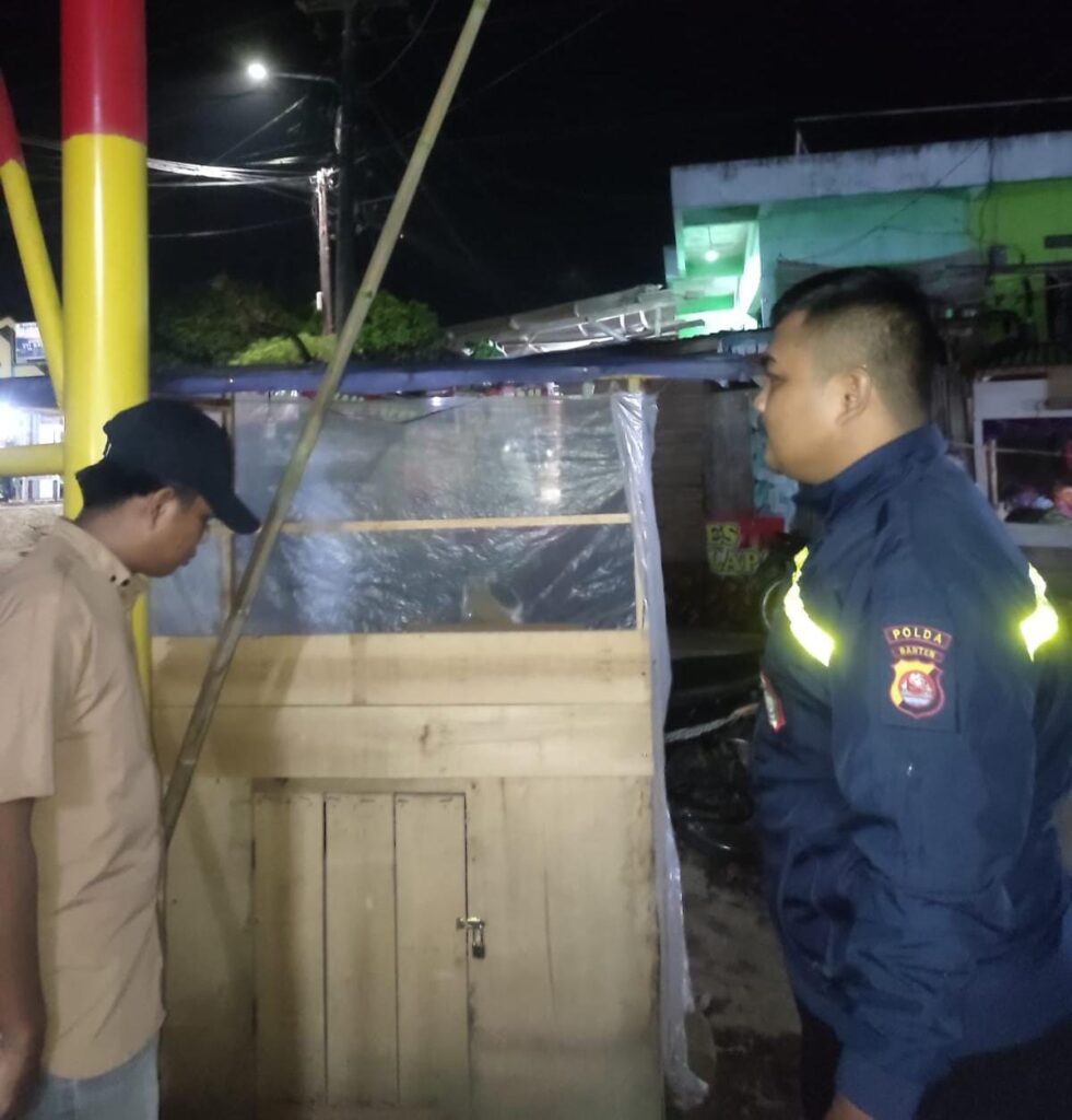 Bhabinkamtibmas Polsek Angsana Polres Pandeglang Laksanakan Patroli Dialogis di Desa Angsana 10 WhatsApp Image 2024 07 09 at 21.42.04