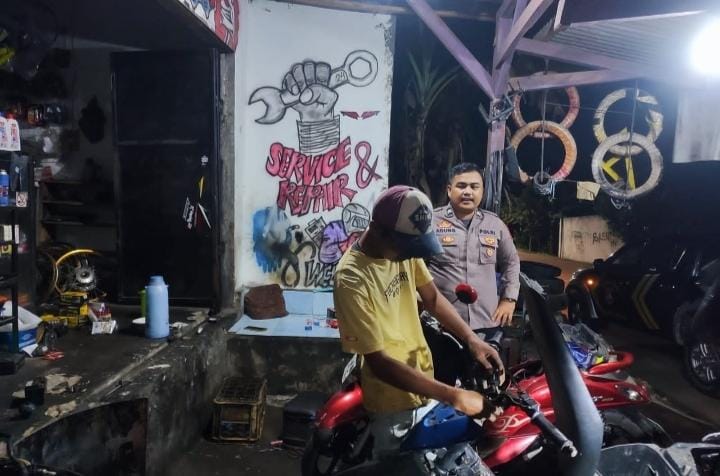 Bhabinkamtibmas Polsek Angsana Polres Pandeglang Sambangi Pemilik Bengkel Motor di Desa Angsana dan Sampaikan Himbauan Agar Tidak Menjual Knalpot Racing 1 WhatsApp Image 2024 07 09 at 21.42.13