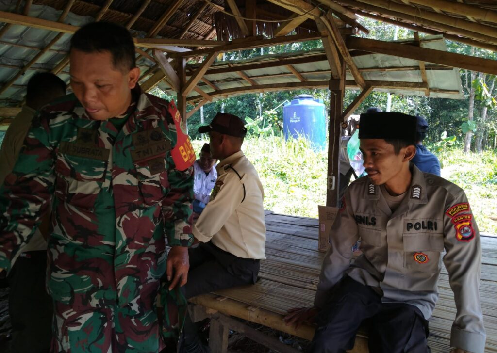 Kanit Binmas Polsek Angsana Polres Pandeglang Bripka Deni Sutarman Bersama Babinsa Serda Tata Sambangi Masyarakat Desa Cikayas 2 WhatsApp Image 2024 07 09 at 21.42.23