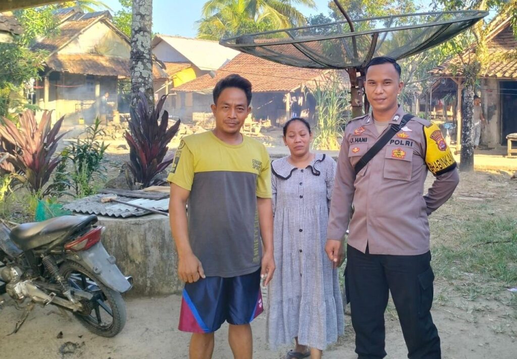 Bhabinkamtibmas Polsek Angsana Polres Pandeglang Brigadir Jumhani Sambangi Masyarakat Desa Sumurlaban dan Ajak Bersinergi Jaga Kamtibmas 3 WhatsApp Image 2024 07 09 at 21.42.33