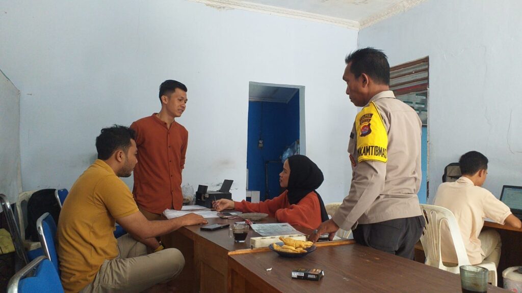 Bhabinkamtibmas Polsek Carita Bripka Yudi Lakukan Kegiatan Sambang ke Kantor Desa Banjarmasin 6 WhatsApp Image 2024 07 09 at 23.34.18