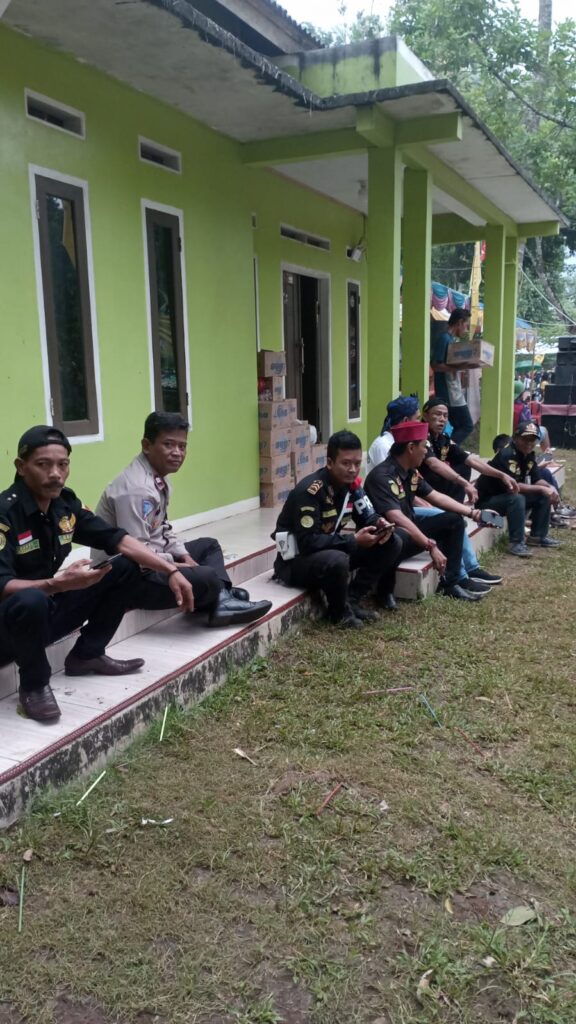 Personil Polsek Carita Berdialog Langsung dengan Masyarakat, Membangun Kedekatan dan Kepedulian 7 WhatsApp Image 2024 07 09 at 23.37.30