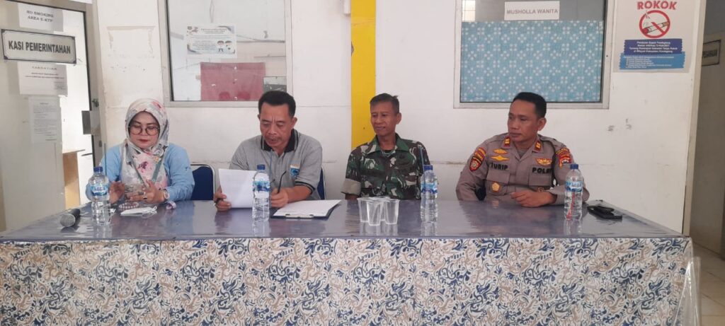 Kapolsek Carita IPTU Turip, S.AP, Hadiri Rapat Peringatan HUT RI ke-79 Tahun 2024 di Kantor Kecamatan 8 WhatsApp Image 2024 07 10 at 05.45.38