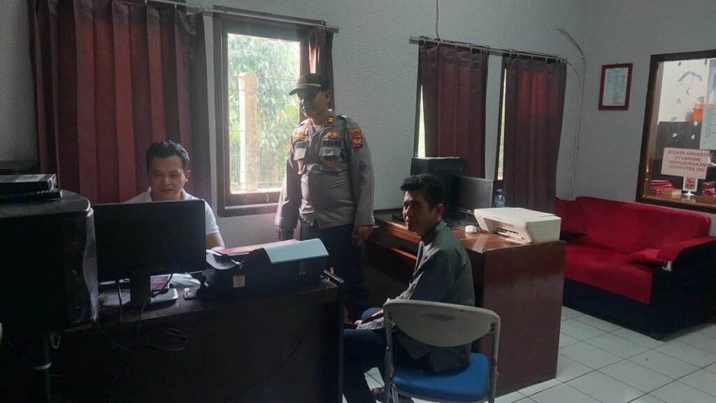Kapolsek Carita IPTU Turip, S.AP, Lakukan Pengecekan Unit Reskrim dalam Pelayanan Penerimaan Laporan Masyarakat 9 WhatsApp Image 2024 07 10 at 05.49.13