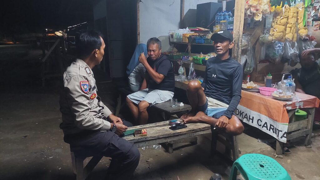 Bhabinkamtibmas Polsek Carita Bripka Yudi Ngopi Bareng dengan Masyarakat, Bahas Kamtibmas di Lingkungan Sekitar 10 WhatsApp Image 2024 07 10 at 05.51.53