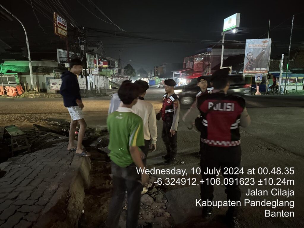 Sat Samapta Polres Pandeglang Berikan Edukasi kepada Sekumpulan Remaja di Perempatan Majasari 9 WhatsApp Image 2024 07 10 at 06.18.26