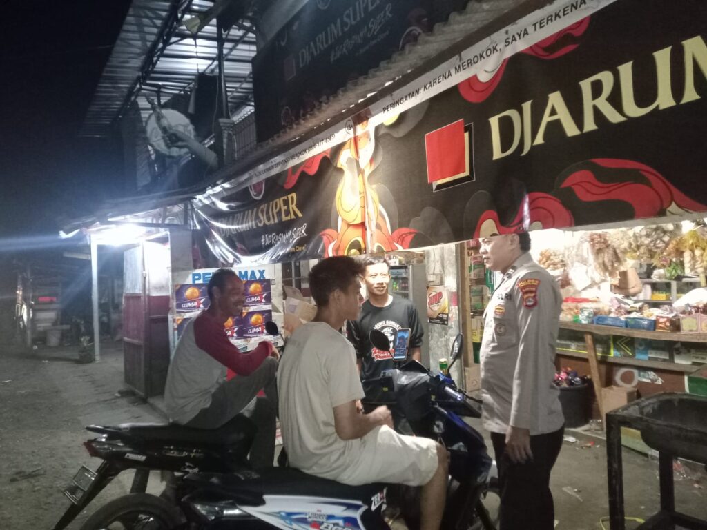 Polsek Carita Melaksanakan Patroli Dialogis pada Malam Hari 2 WhatsApp Image 2024 07 12 at 06.20.24