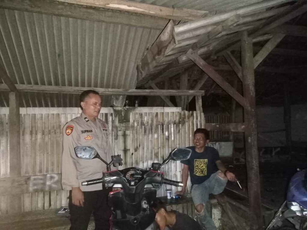 Polsek Carita Melaksanakan Patroli Dialogis ke Pangkalan Ojek di Desa Sukarame 3 WhatsApp Image 2024 07 12 at 06.22.12