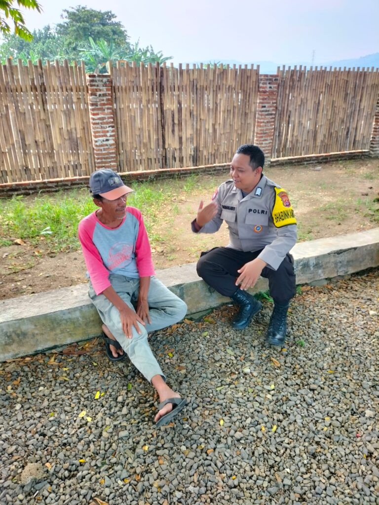 Bhabinkamtibmas Polsek Carita Bripka Bambang Sambangi Masyarakat Desa Binaannya 5 WhatsApp Image 2024 07 12 at 06.26.28