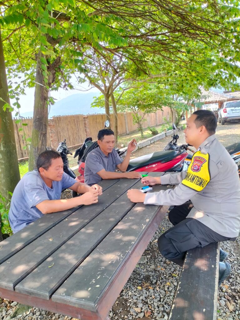 Bhabinkamtibmas Polsek Carita, Bripka Bambang, Sambangi Tokoh di Desa Sukarame 6 WhatsApp Image 2024 07 12 at 06.28.27