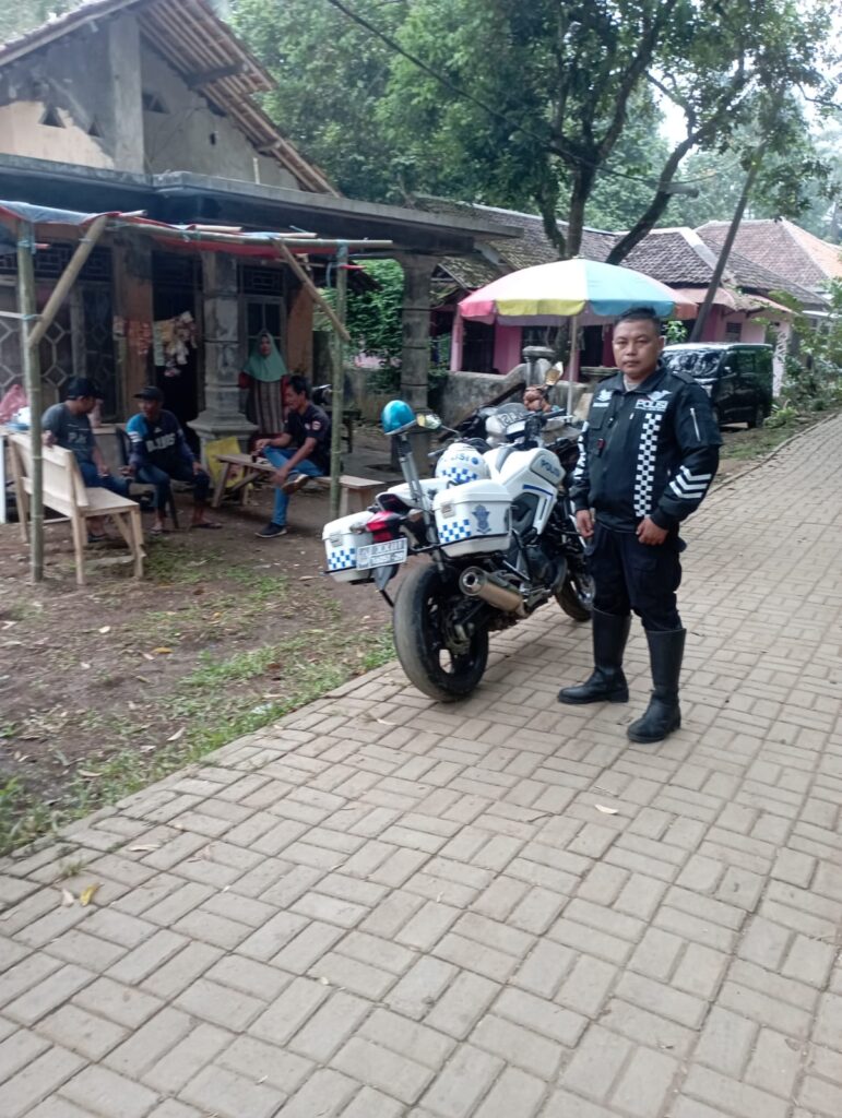 Personil Polsek Carita Unit Lantas Melaksanakan Patroli Menggunakan Motor di Jalan Raya Carita 7 WhatsApp Image 2024 07 12 at 06.32.33