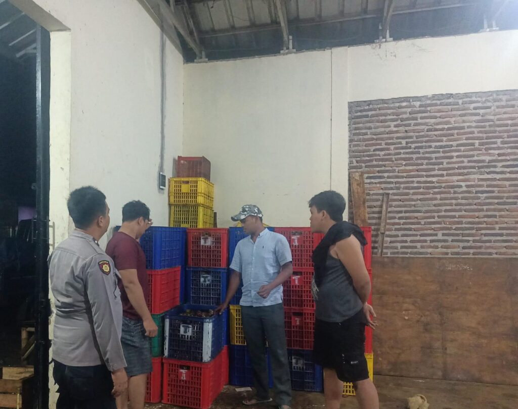 Polsek Bojong Polres Pandeglang Gelar Patroli Malam Antisipasi Tindak Pidana C3 9 WhatsApp Image 2024 07 12 at 07.41.00