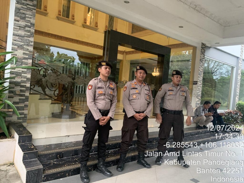 Sat Samapta Polres Pandeglang Gelar Pengamanan Rapat Pleno Terbuka Rekapitulasi Hasil Verifikasi Faktual Dokumen Syarat Dukungan Bakal Pasangan Calon Pemilihan Bupati dan Wakil Bupati Pandeglang 7 WhatsApp Image 2024 07 12 at 19.53.38