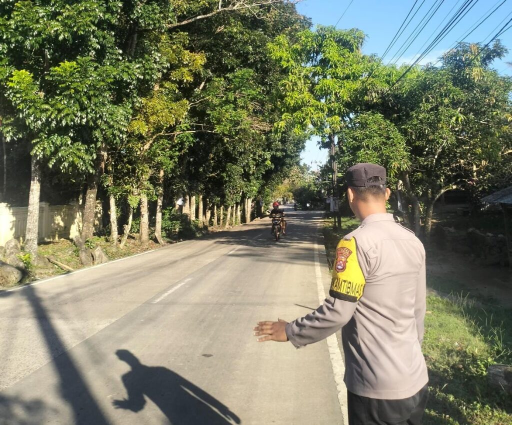 Anggota Piket Polsek Angsana Polres Pandeglang Brigadir Jumhani Laksanakan Strongpoint 2 WhatsApp Image 2024 07 12 at 21.10.58