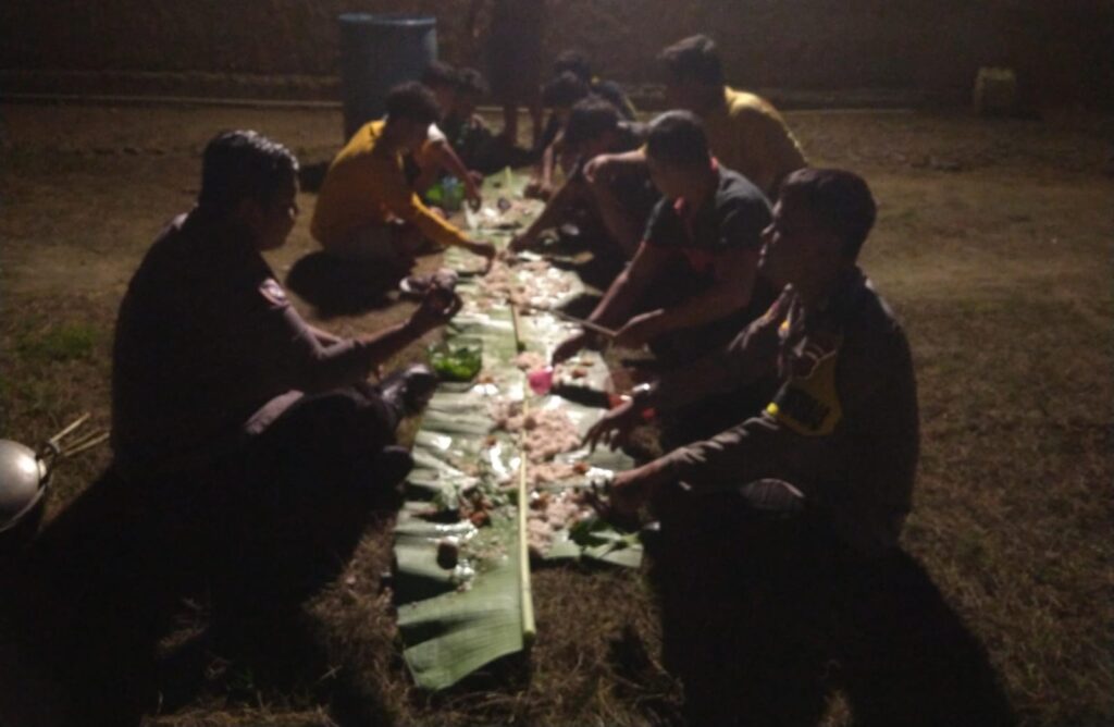 Dekatkan Diri dengan Masyarakat, Bhabinkamtibmas Polsek Angsana Polres Pandeglang Sambangi Masyarakat Desa Kramatmanik 3 WhatsApp Image 2024 07 12 at 21.11.13