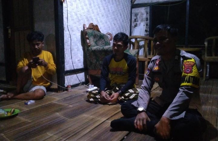 Sambang Door to Door Sistem di Desa Padaherang, Upaya Bhabinkamtibmas Polsek Angsana Polres Pandeglang Dekatkan Diri dengan Masyarakat 5 WhatsApp Image 2024 07 12 at 21.11.32
