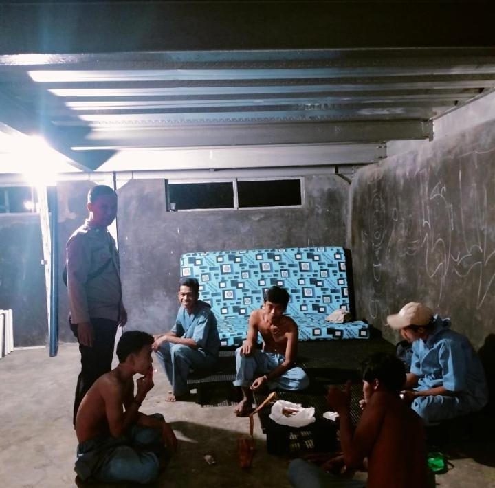 Bhabinkamtibmas Polsek Angsana Polres Pandeglang Laksanakan Sambang Door to Door Sistem di Desa Sumurlaban 7 WhatsApp Image 2024 07 12 at 21.11.47